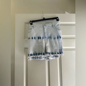 20 W Ava Viv White & Blue Wash Shorts